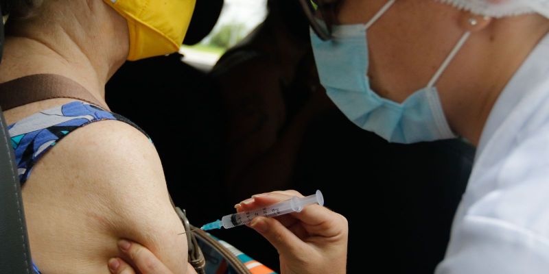 Rio começa a vacinar profissionias da Educação