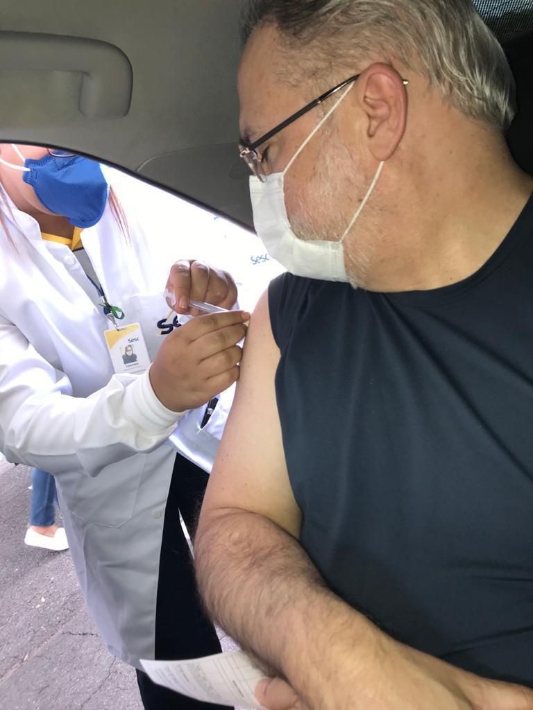 Aras recebe primeira dose da vacina covid-19 em Brasília