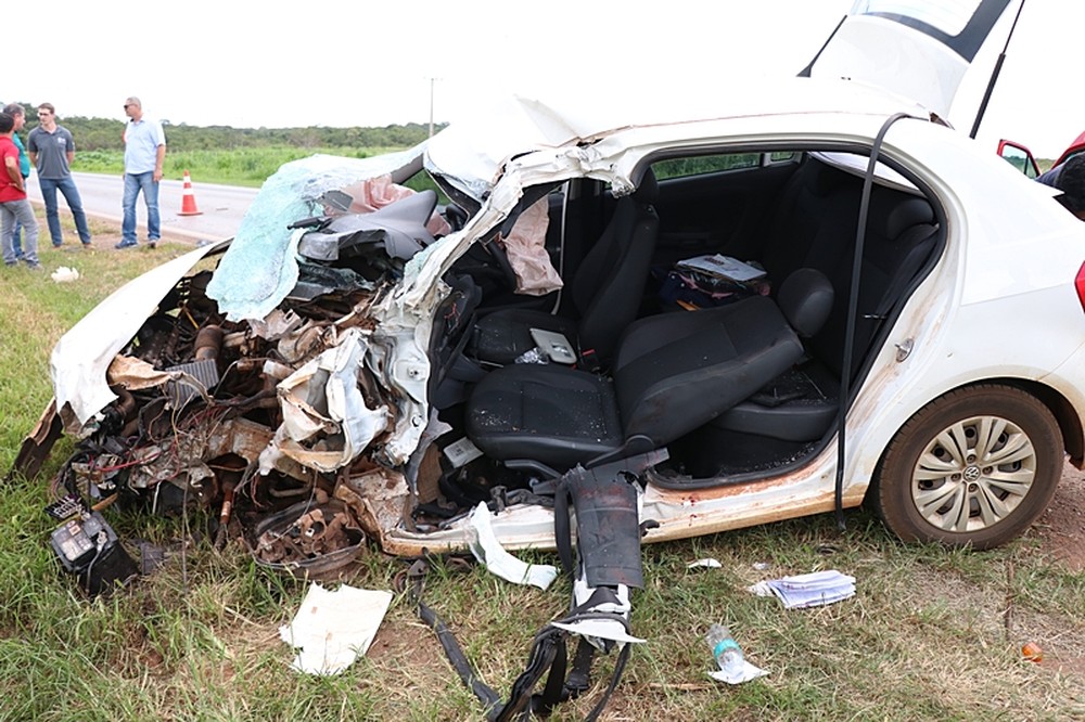 Motorista morre após carro atingir caminhão-tanque na BR-163 em MT