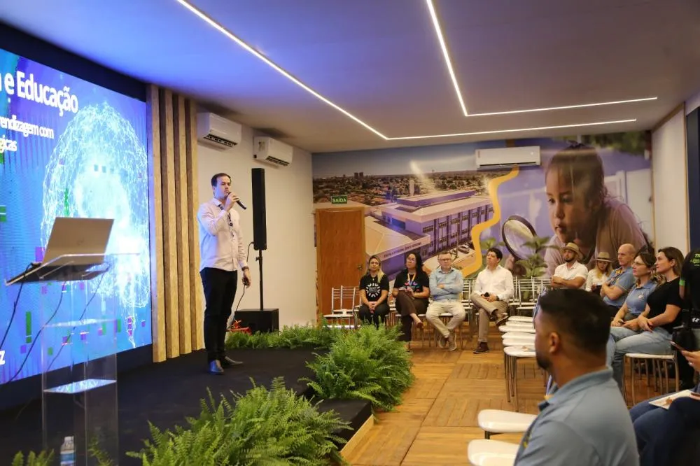 Show Safra Educação abre programação com debate sobre urgência de mudança no modelo educacional