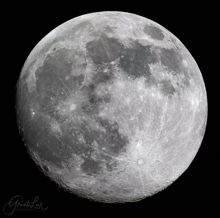 Uau! Fotógrafos compartilham fotos que tiraram da superlua rosa