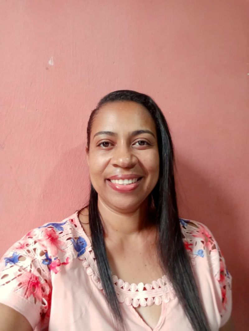 Mãe descobre criatividade com as aulas online das filhas