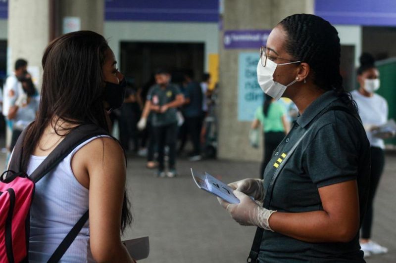 Cartas em estações do metrô confortam e dão esperança