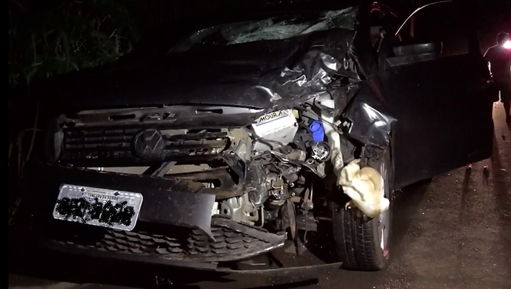 Motociclista faz ultrapassagem em curva, bate em carro e morre em MT