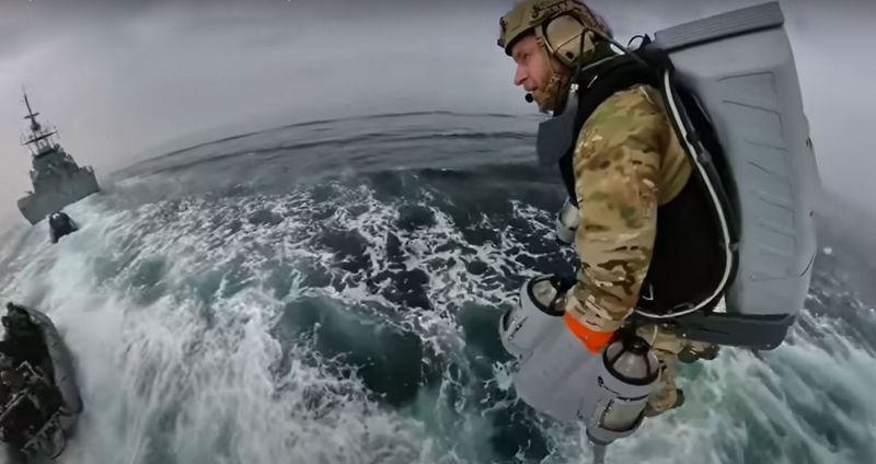 Empresa privada testa traje voador com a Marinha britânica. Veja vídeo