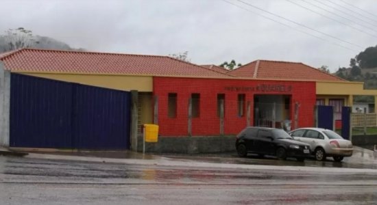 Jovem invade creche com facão e mata 5 pessoas, sendo 3 crianças, em crime chocante em Santa Catarina