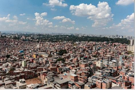 Alunos doam alimentos e oferecem aulas a crianças de Paraisópolis