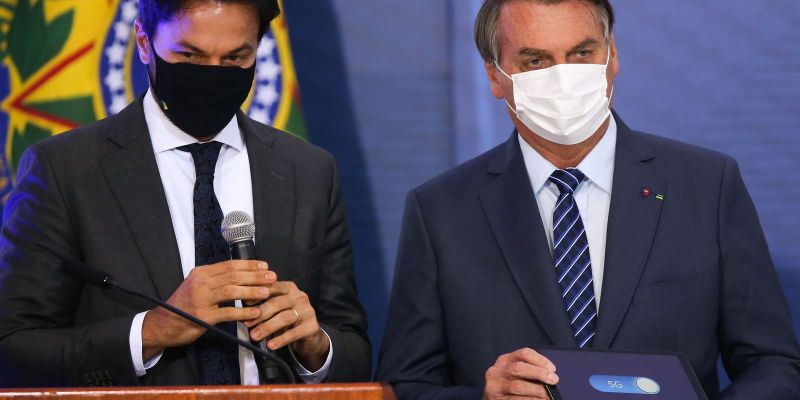 Bolsonaro defende liberdade e cogita decreto de livre circulação