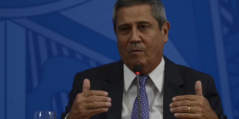 Não há risco de politização das Forças Armadas, diz ministro da Defesa