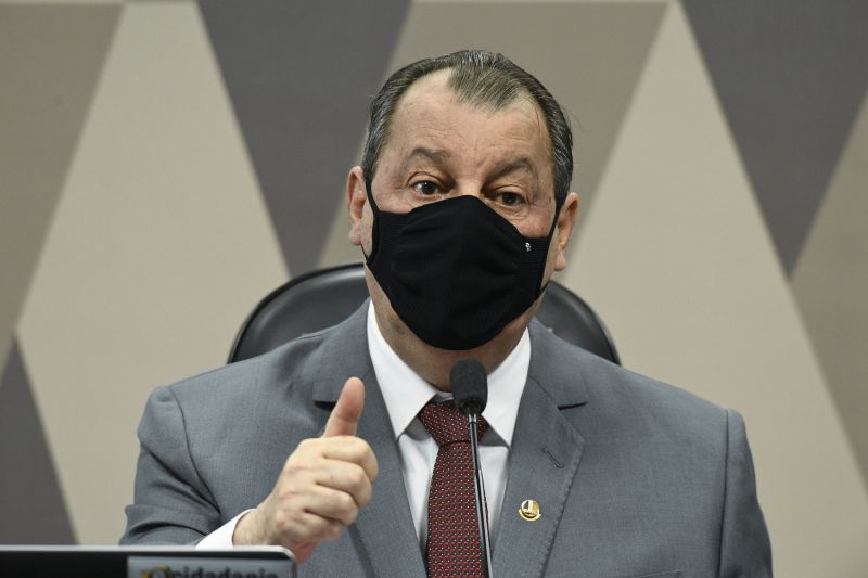 Aziz critica fala de Bolsonaro: 'Estamos na mão dos chineses' 