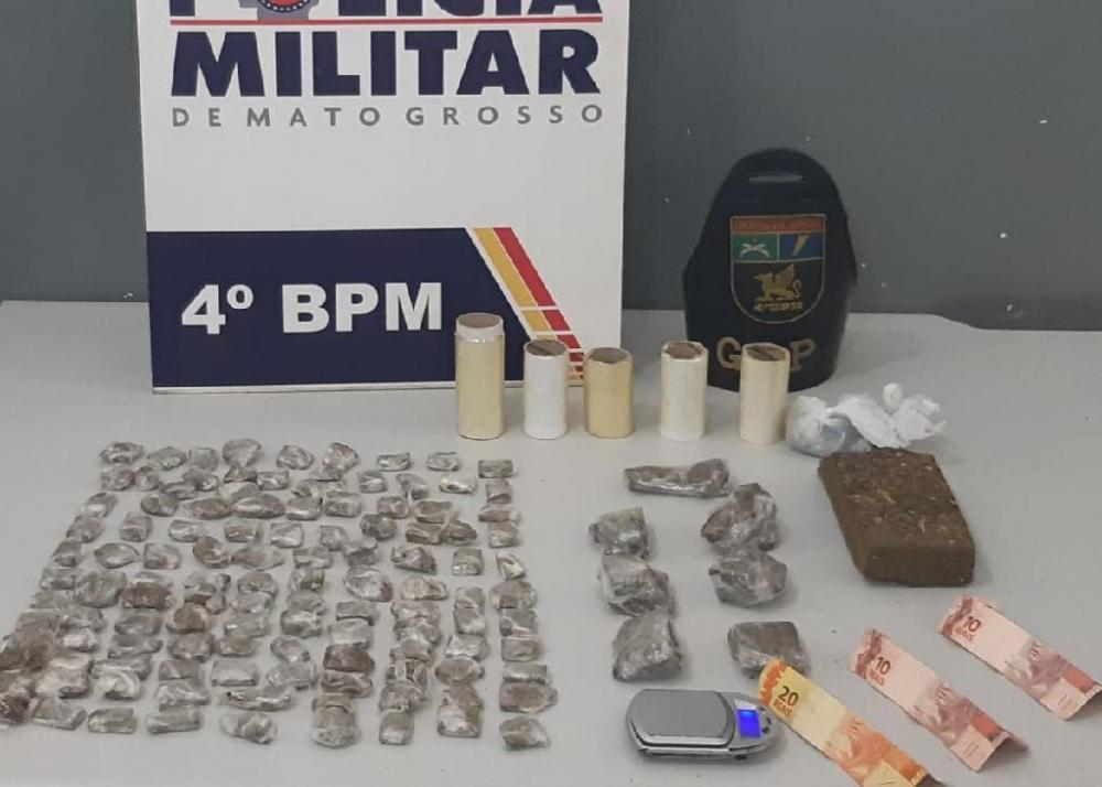 PM prende 2 homens e apreende adolescente com 127 porções de maconha