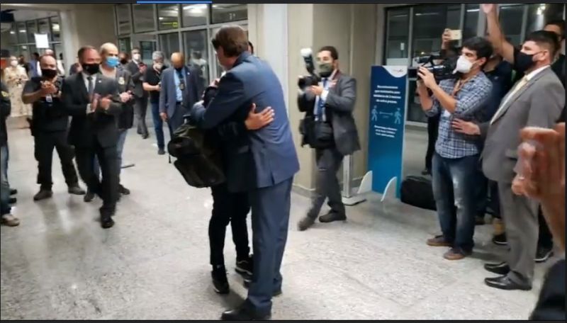 Bolsonaro recebe motorista que ficou dois anos preso na Rússia 