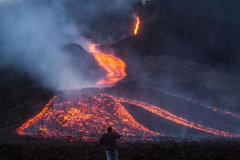 Erupção cria novo rio de lava em vulcão na Guatemala