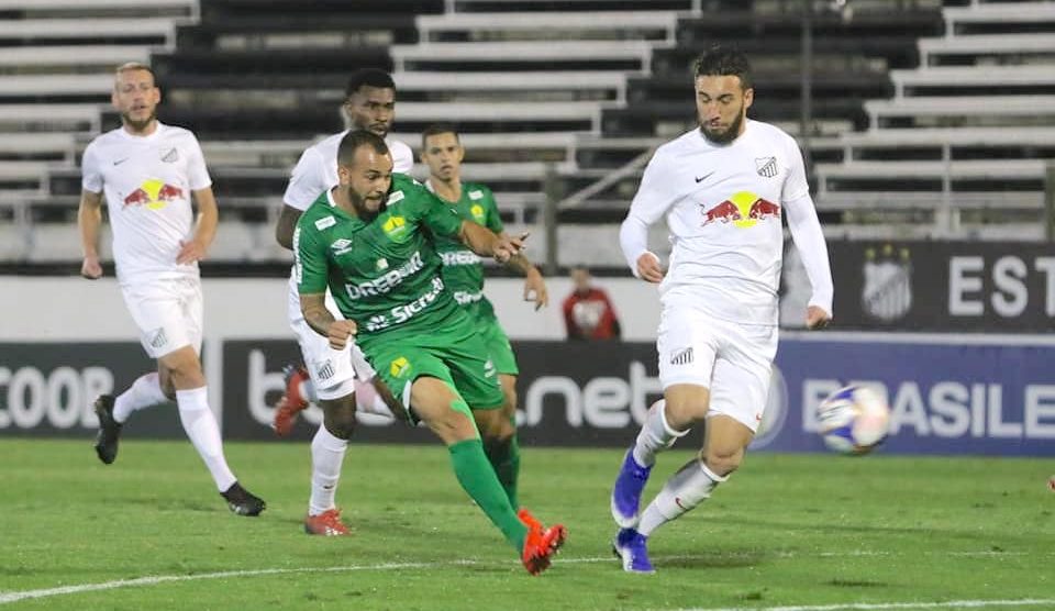 Goleiro Victor Souza brilha e Cuiabá arranca empate em jogo movimentado contra líder Bragantino