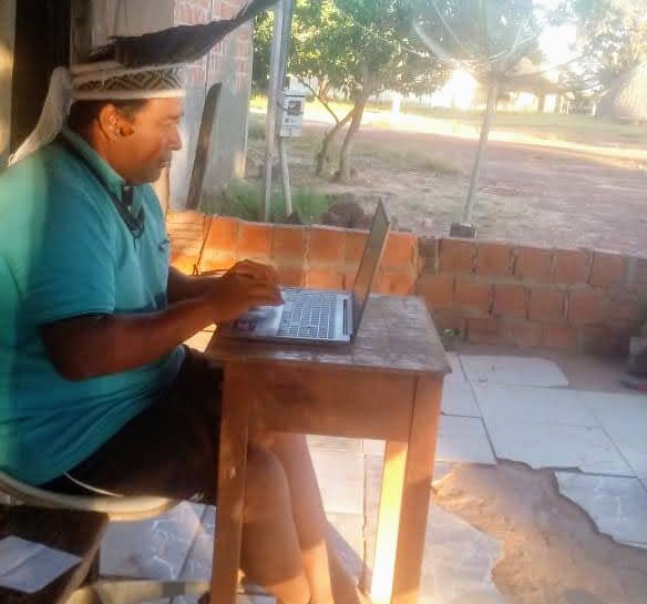 Professor indígena recebe notebook e destaca importância do investimento