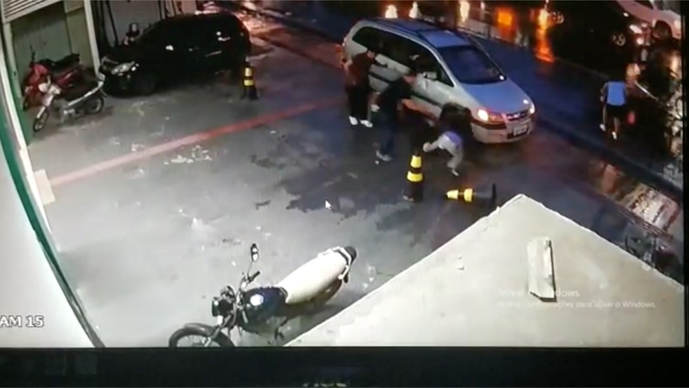 Comerciante e segurança reagem a assalto e ladrão morre com tiro na cabeça em Cuiabá; veja vídeo