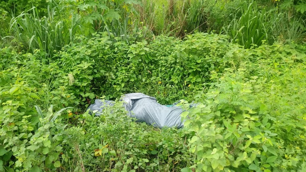 Corpo decapitado é encontrado enrolado em lona em matagal em Cuiabá
