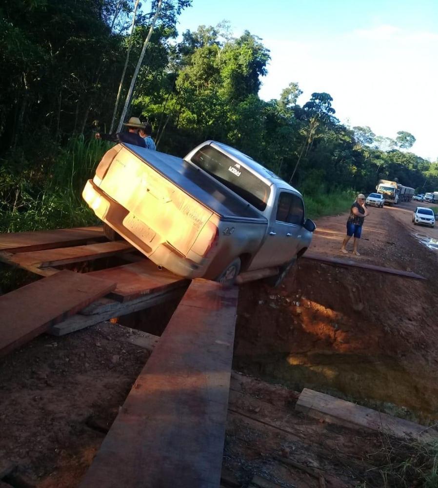 Ponte que liga cidade a distrito é parcialmente destruída após chuvas e corre risco de desabamento em MT