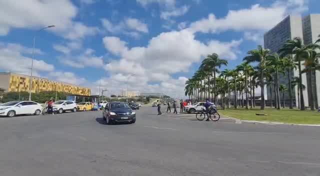 Brasília: Bolsonaro lidera comboio de motociclistas no Dia das Mães
