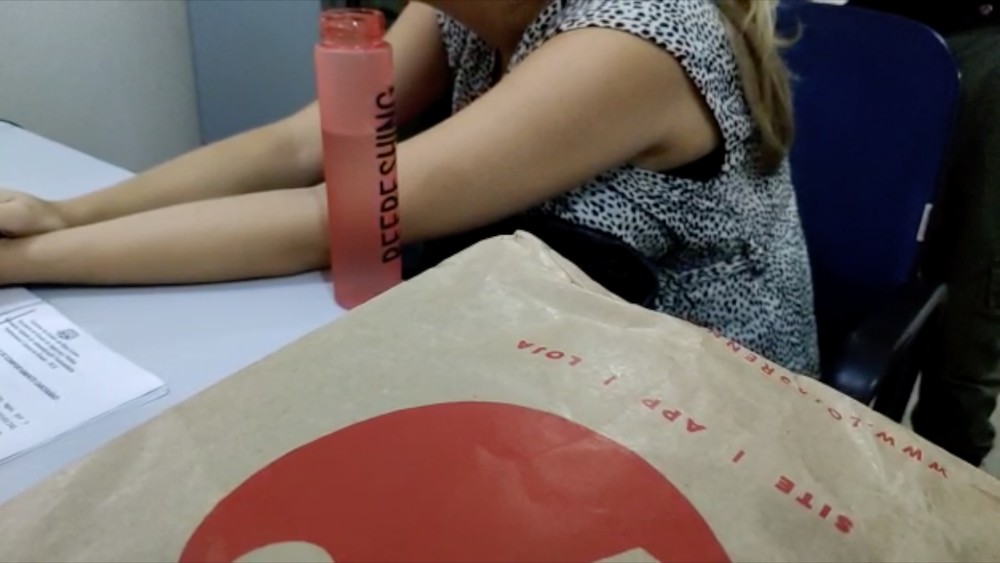 Advogada é detida suspeita de entrar em penitenciária com relógio inteligente e câmera espiã em Cuiabá