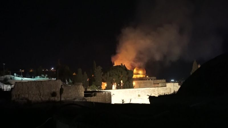 Esplanada das Mesquitas, em Jerusalém, é vista pegando fogo