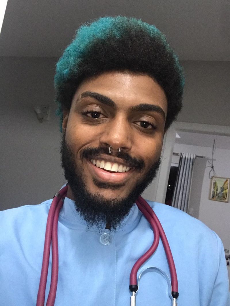 Ex-faxineiro passa em medicina usando método de memorização 