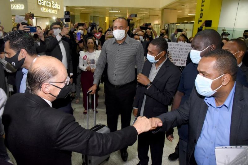 Missionários da Universal deportados de Angola chegam a SP 