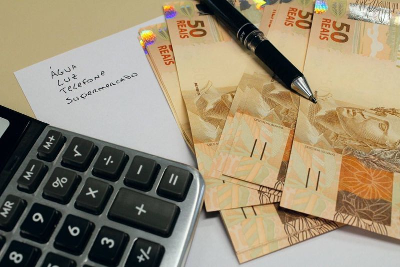 Após 10 meses, prévia do PIB registra queda em março 