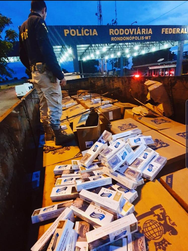 Motorista é preso suspeito de contrabandear 485 caixas de cigarro e narguilé em MT