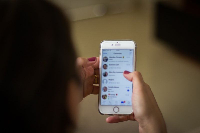 Dedos percorrem o equivalente a duas maratonas na tela do celular 