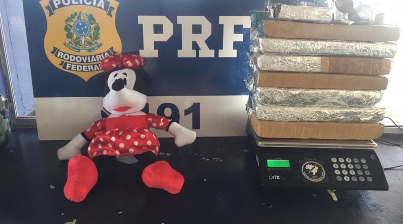 Adolescente que viajava em ônibus é presa pela PRF com 15 tabletes de maconha na mochila