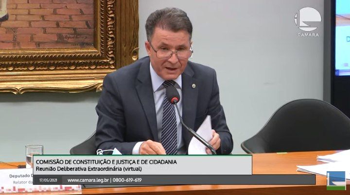 Relator lê parecer favorável à reforma administrativa