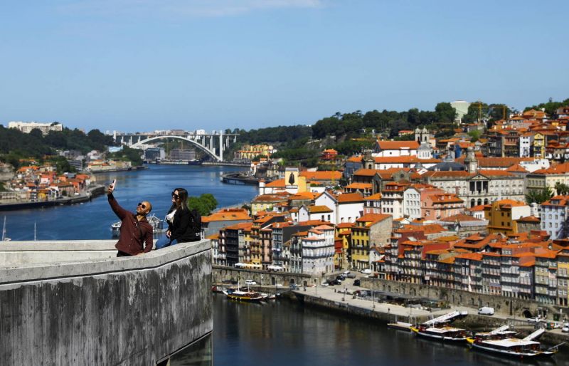 Britânicos voltam a Portugal após fim da proibição de viagens