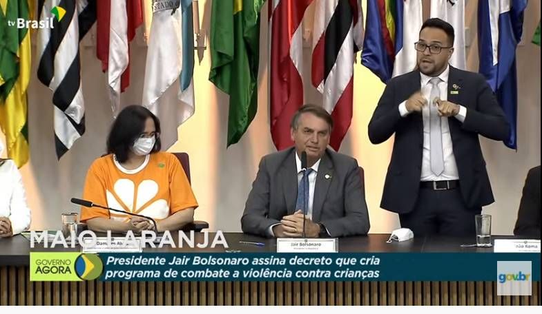 Bolsonaro assina decreto para combater violência contra crianças