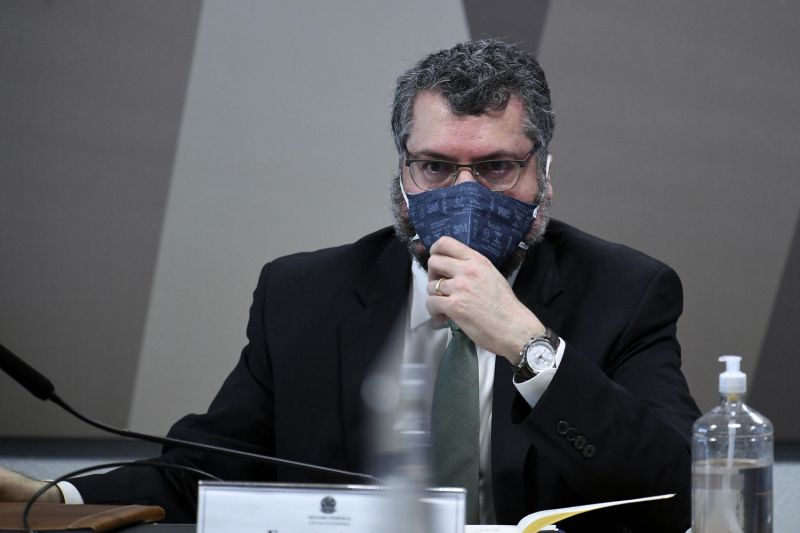 Araújo recebeu carta da Pfizer e diz não ter comunicado Bolsonaro