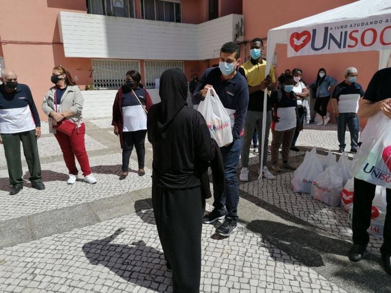 Portugueses afetados pela crise da pandemia recebem alimentos