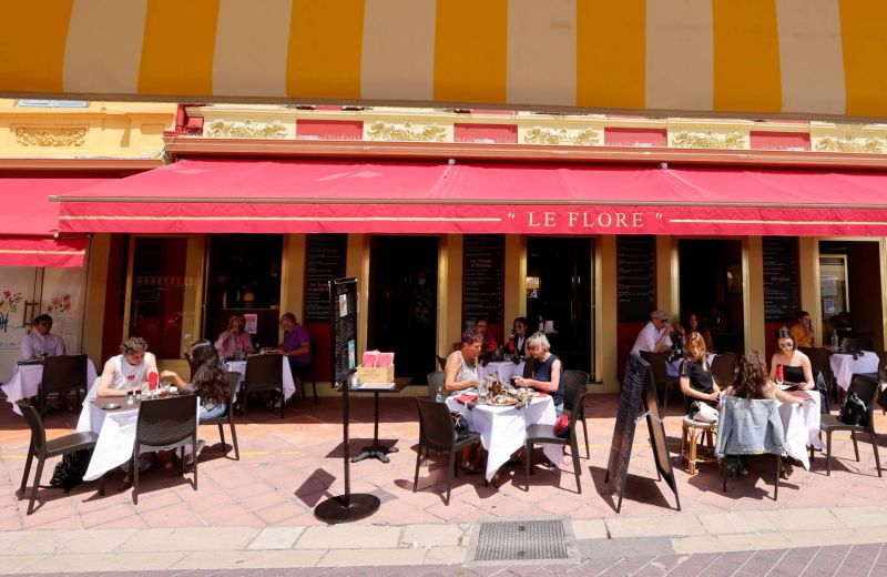 Franceses retornam a cafés e museus após seis meses