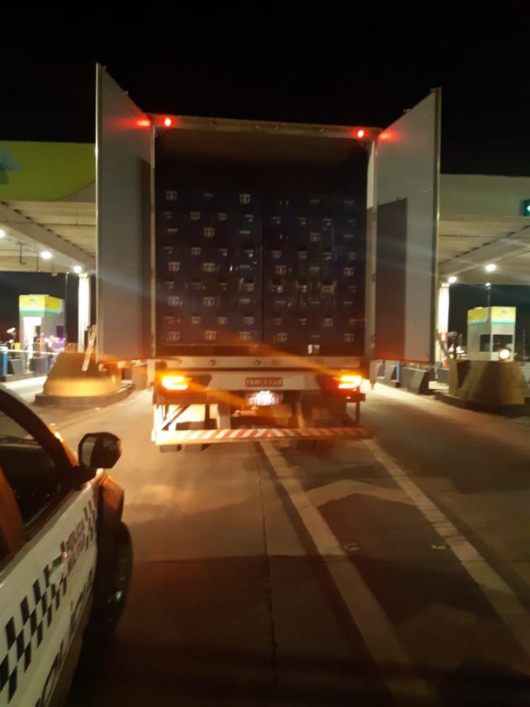 Ladrão é preso com carreta carregada de cerveja após tentar furar pedágio ao fugir da polícia em MT