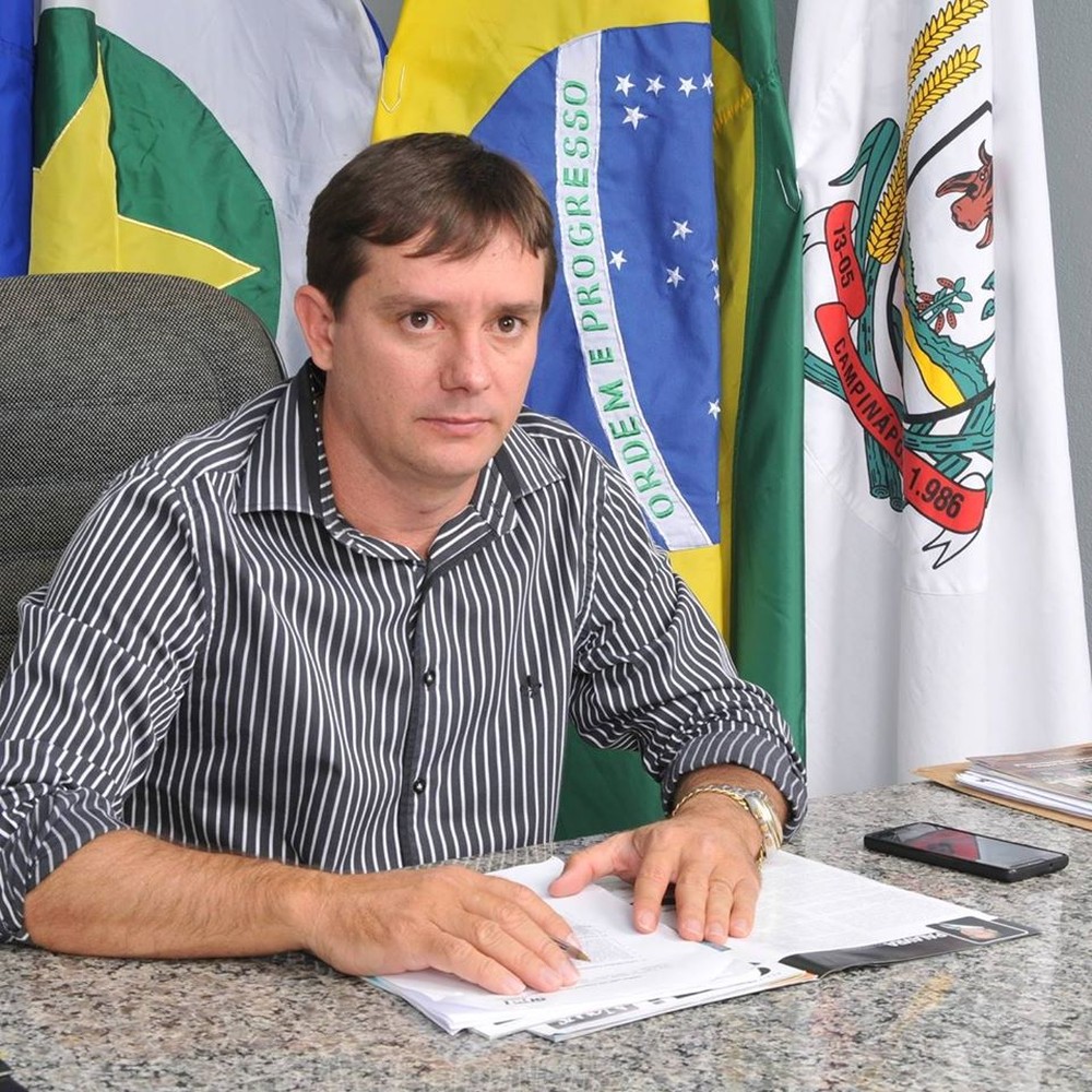 Prefeito exonera três servidores acusados de vender vagas em processo seletivo em MT