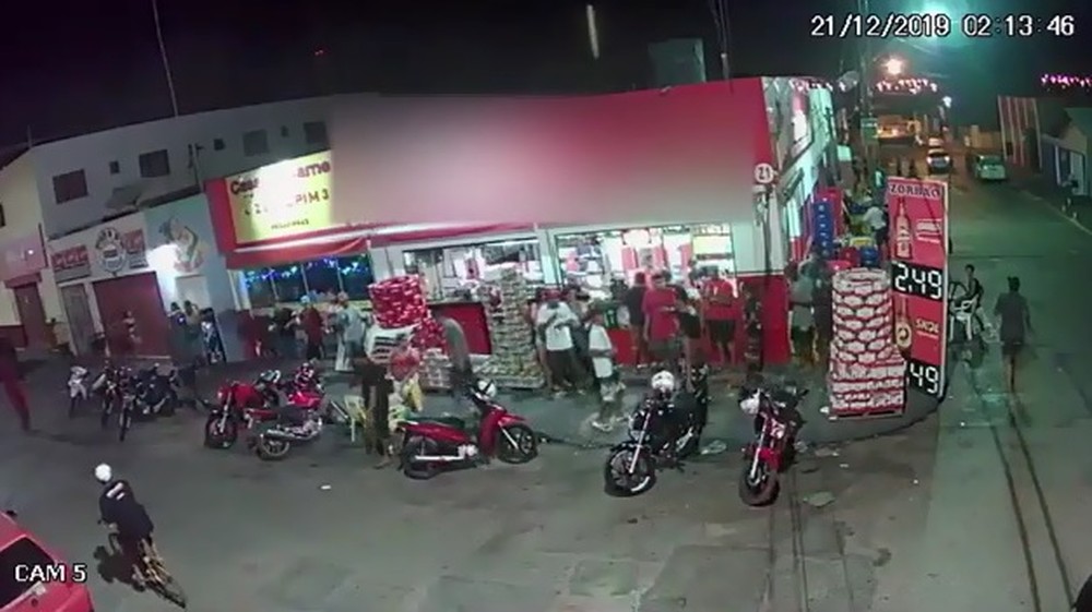 PMs aparecem em vídeo agredindo jovens em distribuidora de bebidas em Cuiabá e corregedoria vai apurar caso