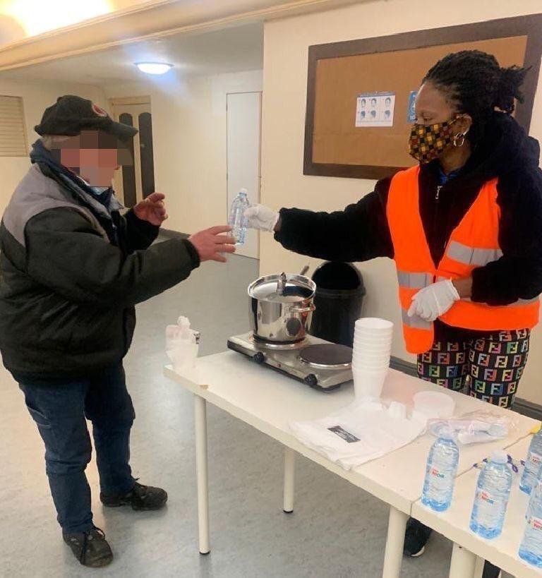 Na Bélgica, imigrantes que vivem nas ruas são socorridos por voluntários