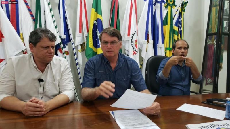 Bolsonaro diz que CPI é vexame e que Pazuello 'foi muito bem' 