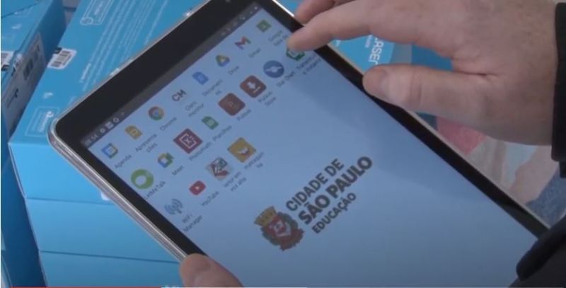Alunos da rede municipal de ensino de SP recebem 100 mil tablets