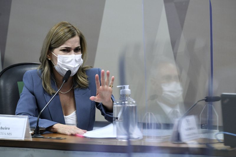 Secretária defensora da cloroquina diz ser a favor de isolamento social 