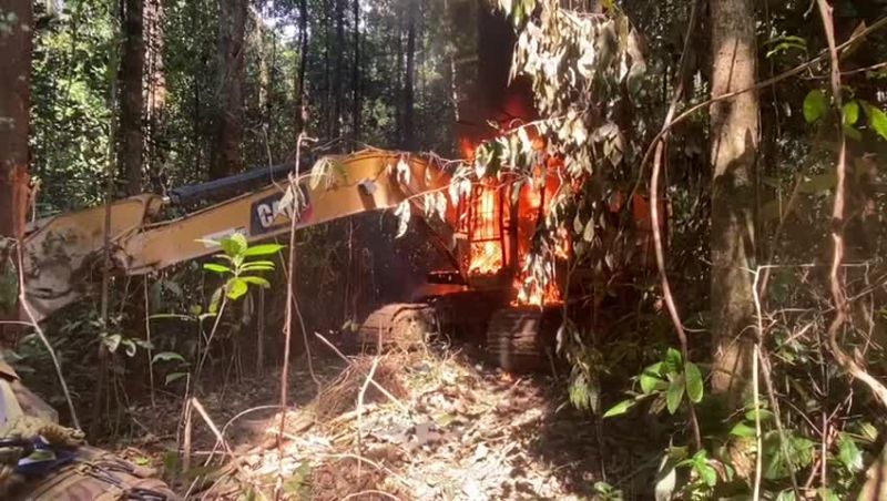 Operação da PF estoura garimpo ilegal e queima maquinário no Pará