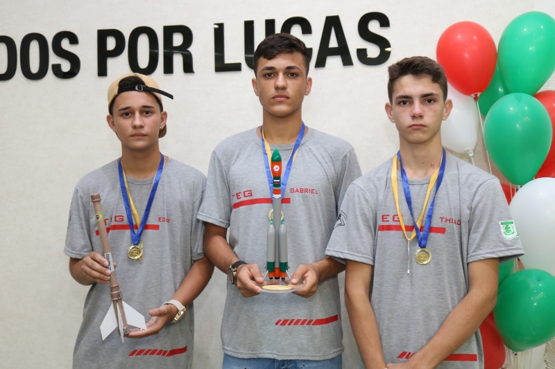 Prefeitura homenageia estudantes medalhistas de ouro da Mobfog