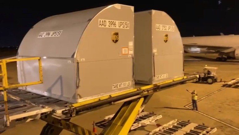 Novo lote com 629 mil doses da vacina da Pfizer chega ao Brasil