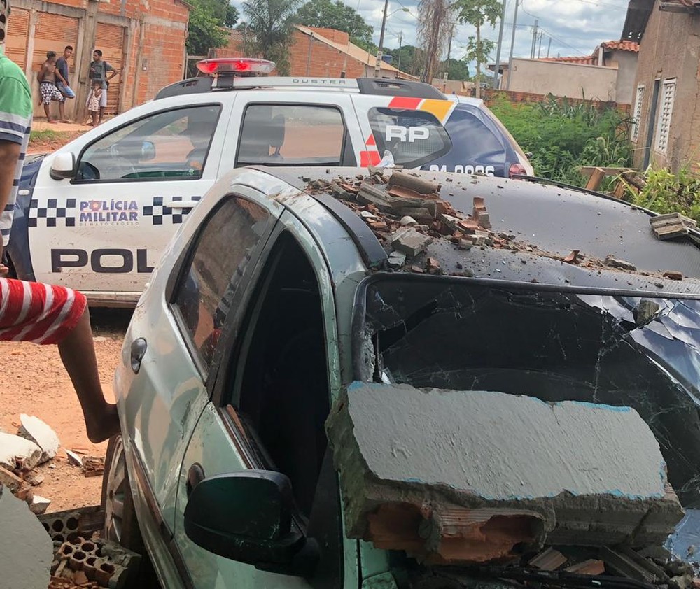 Motorista perde controle de carro, invade casa e mata idoso que estava sentado próximo ao muro na capital