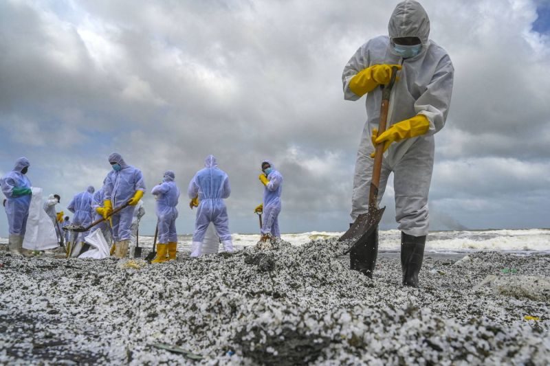 Praia do Sri Lanka é inundada por plástico de navio incendiado