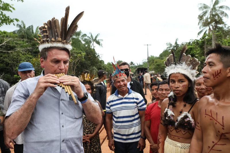 Bolsonaro diz que índios brasileiros são discriminados por europeus